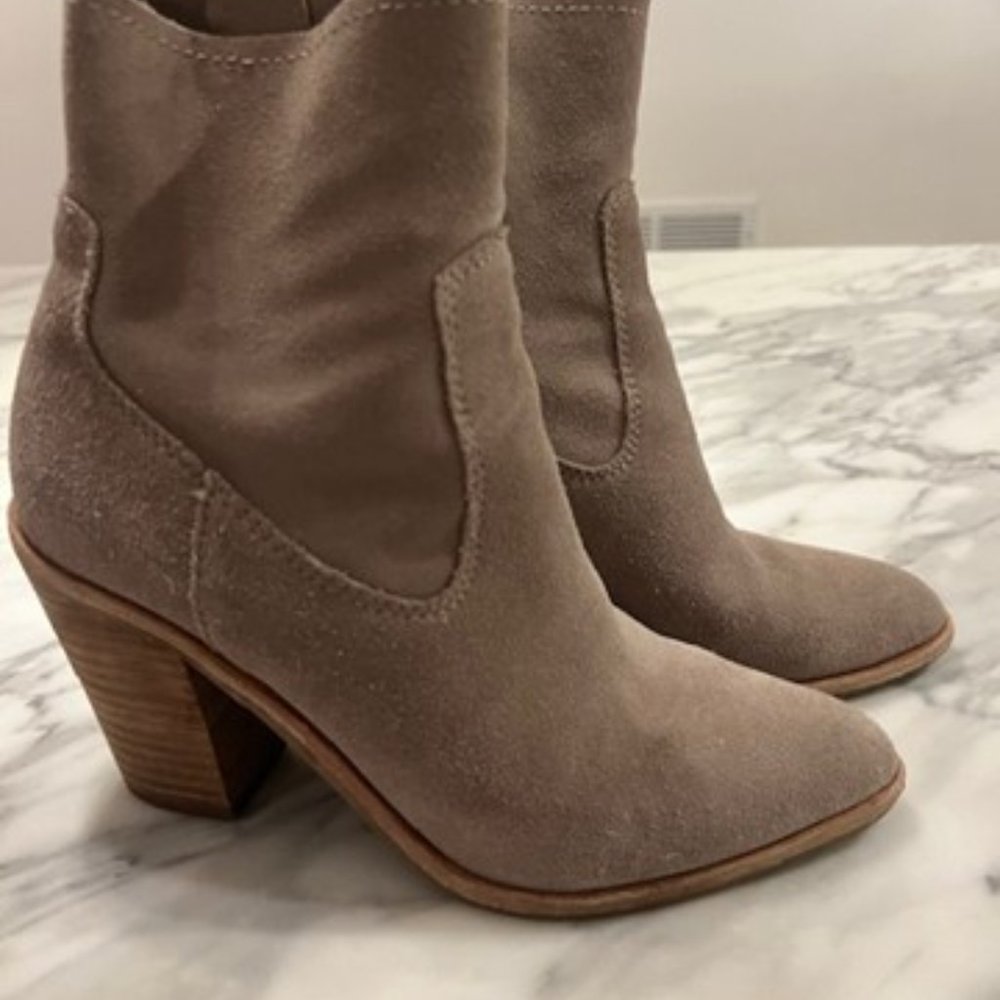 TREASURE & BOND SUEDE ANKLE BOOTS IN TAUPE SIZE 7